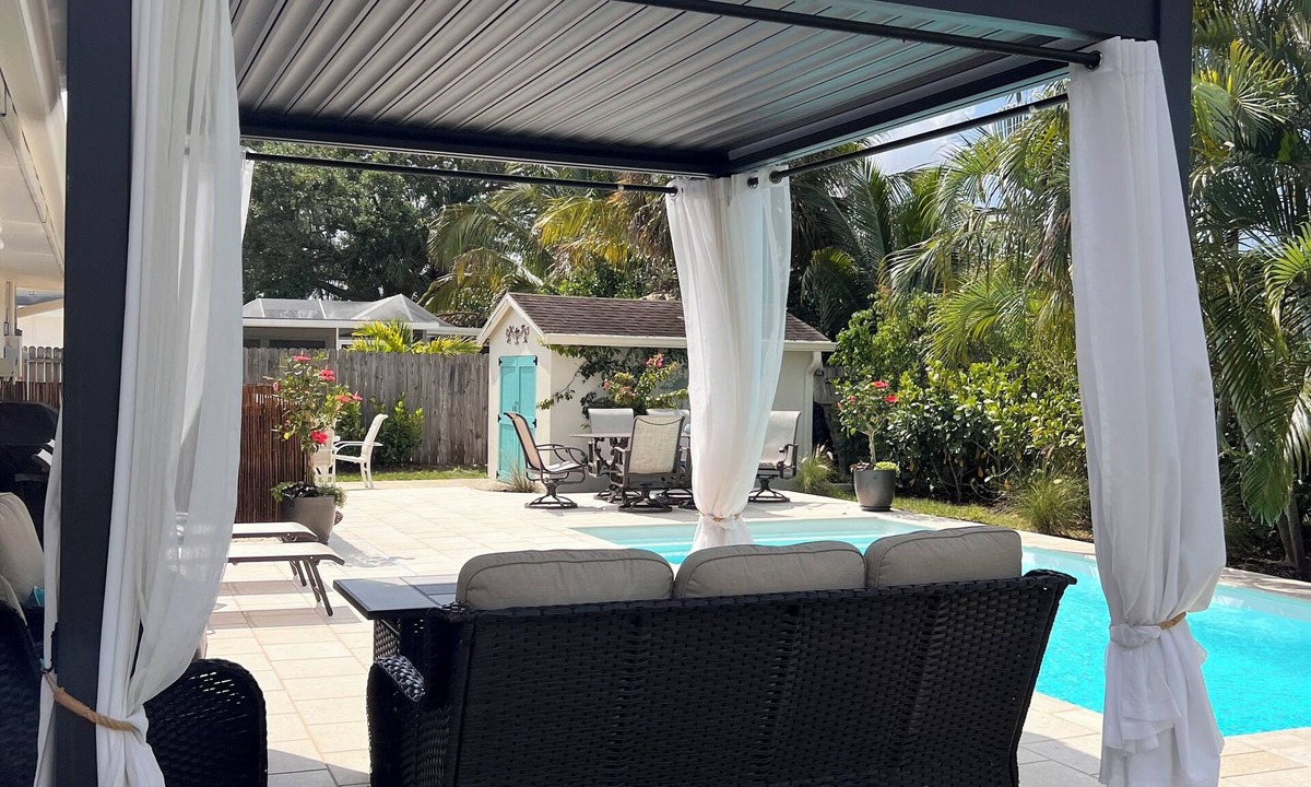 Central Naples House | Luxury Pool Near NCH Baker Luxury Pool central to Naples 3 bedroom