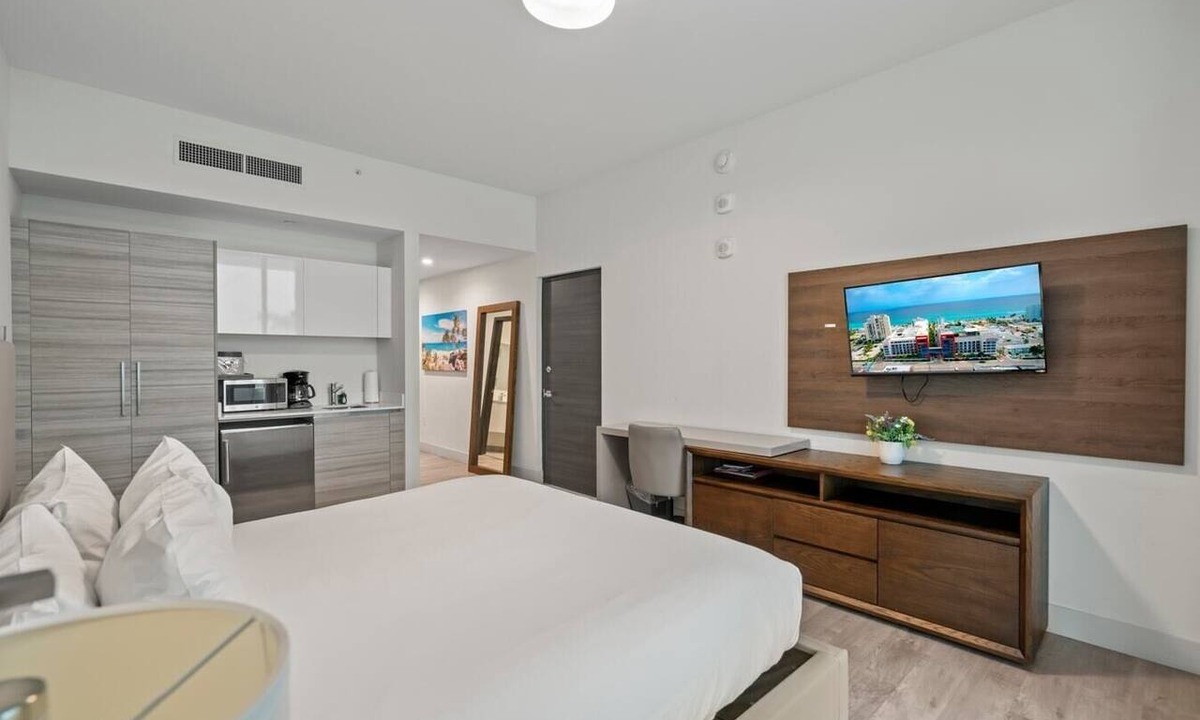 Hollywood Condo | Luxury Studio W/Balcony Steps to Beach-CS37