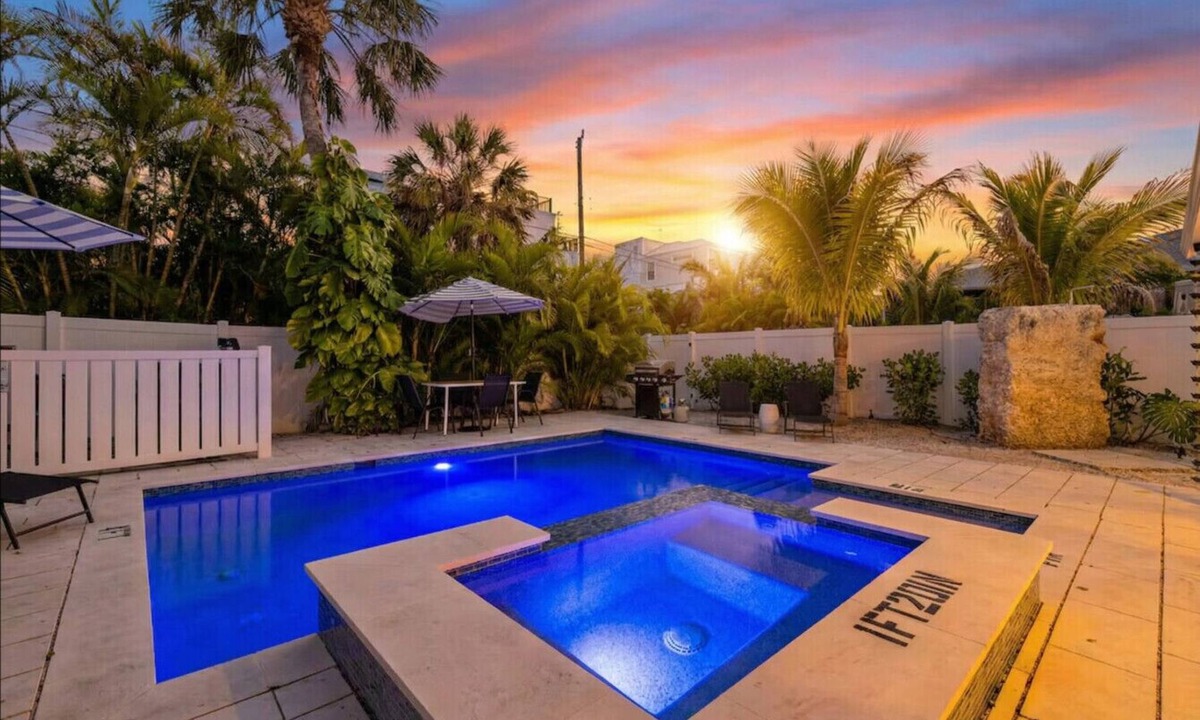 Ilexhurst House | Main St Gem! Walk to shops, dining & beach! +HEATED POOL AND SPA