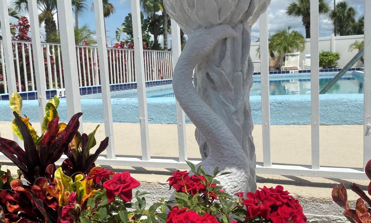 Kissimmee House | Maple Leaf Inn & Suites