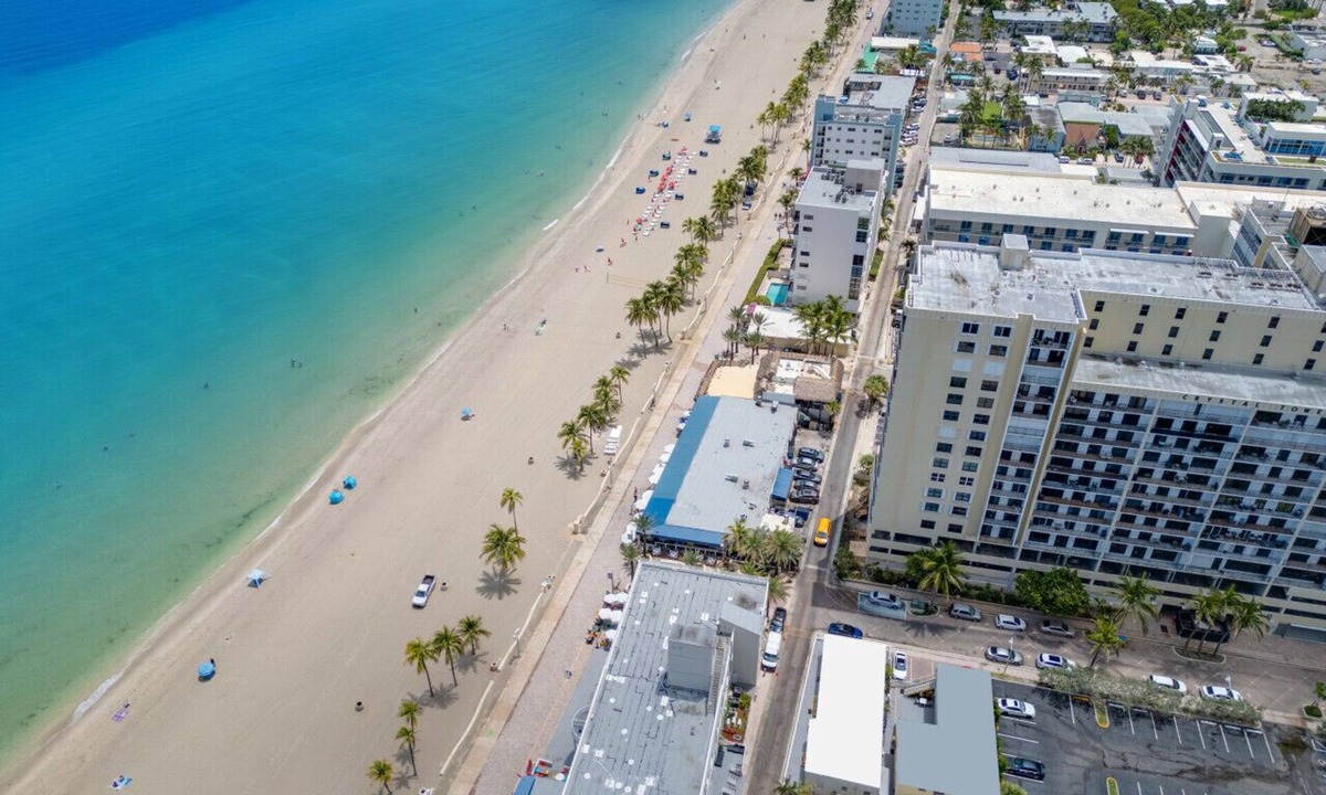 Hollywood Condo | MARINER M23 · Splendid 1/1 Bedroom Steps away from the beach!