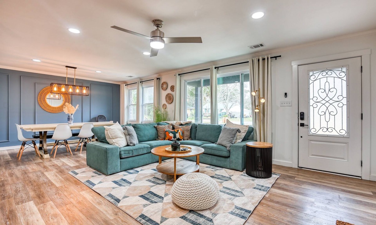 Thunderbolt House | Mariner’s Rest | 5BR Game Room, Near Beach