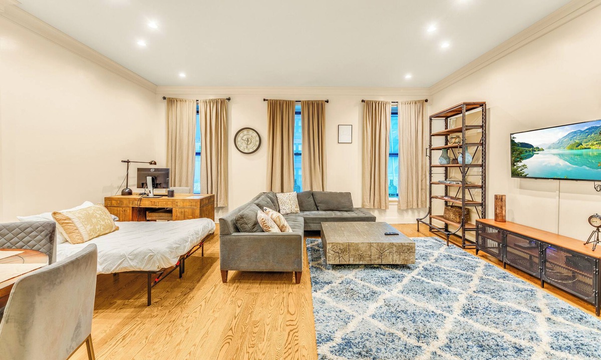 Turtle Bay Apartment | Massive Brownstonewith AC in Midtown NYC