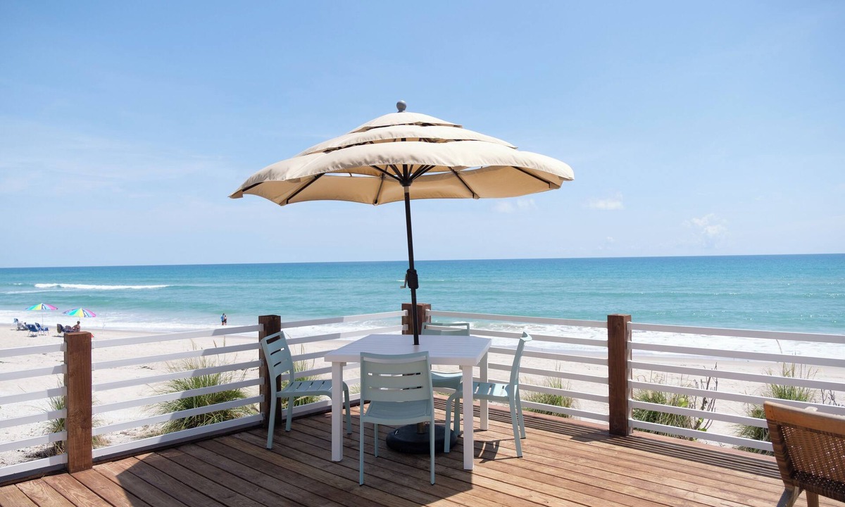 Claytons Hotel | Melbourne Beach Resort & Surf Club