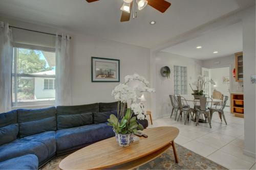 Long Meadow House | Mid-Century Retreat VR24-00083