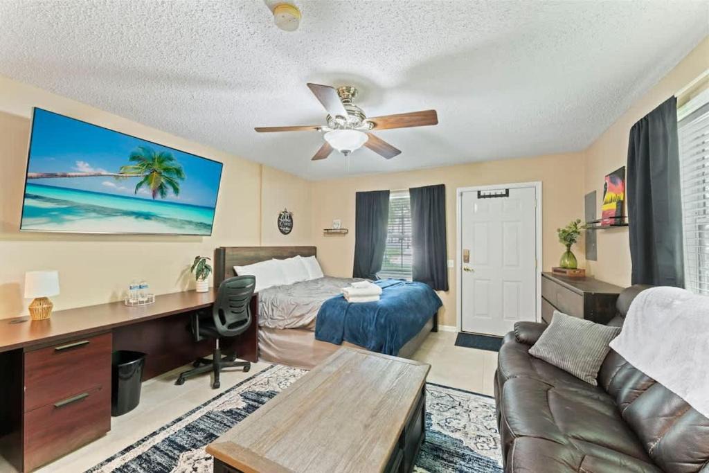 Southside Apartment | Mid-Century Studio Kitchenette Wi-Fi