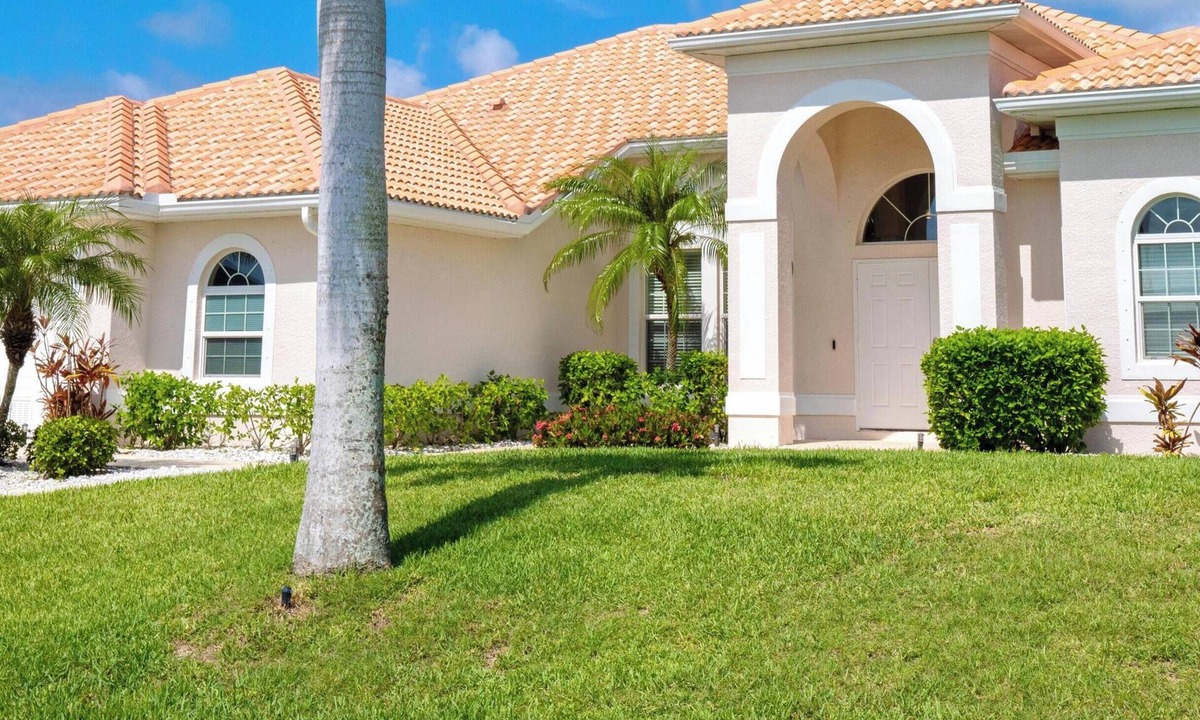 Cape Coral Villa | Million Dollar View Lakefront Home in Cape Coral