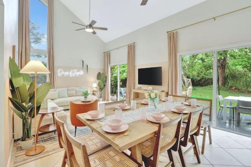Jupiter House | Minutes 2 Jupiter Beach SaltwaterPool BBQ Playroom