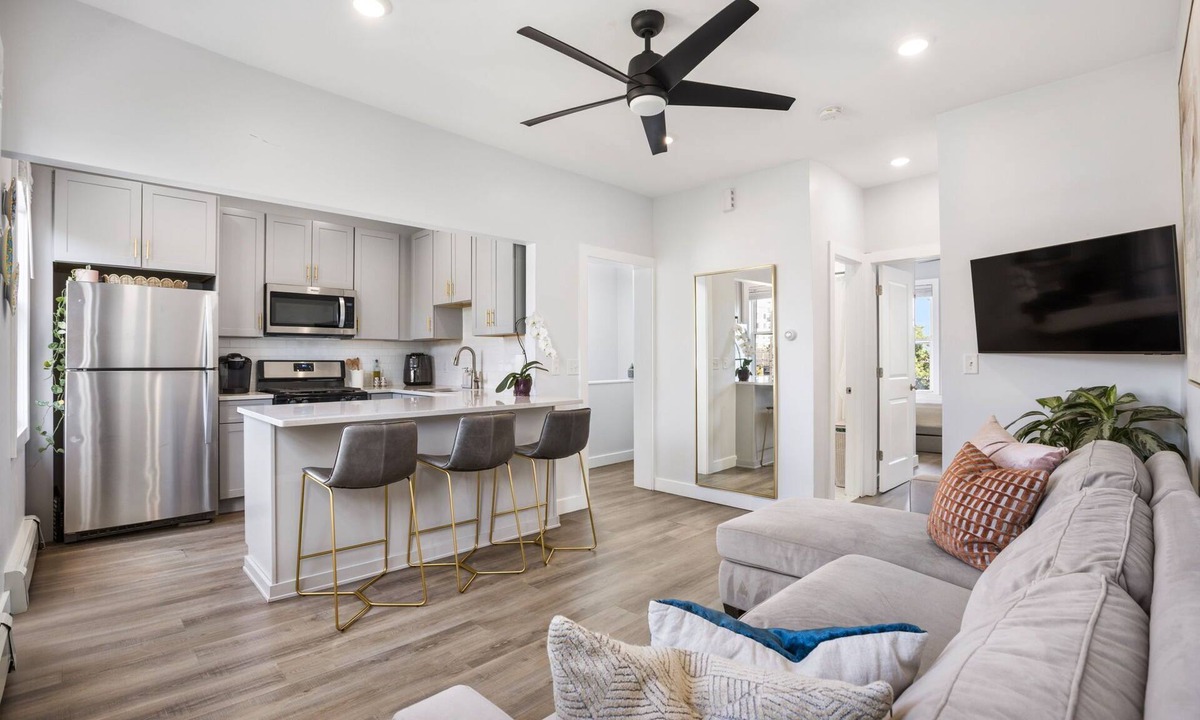 Constable Hook Apartment | Modern 2BR Sleeps 5 Light Rail to NYC