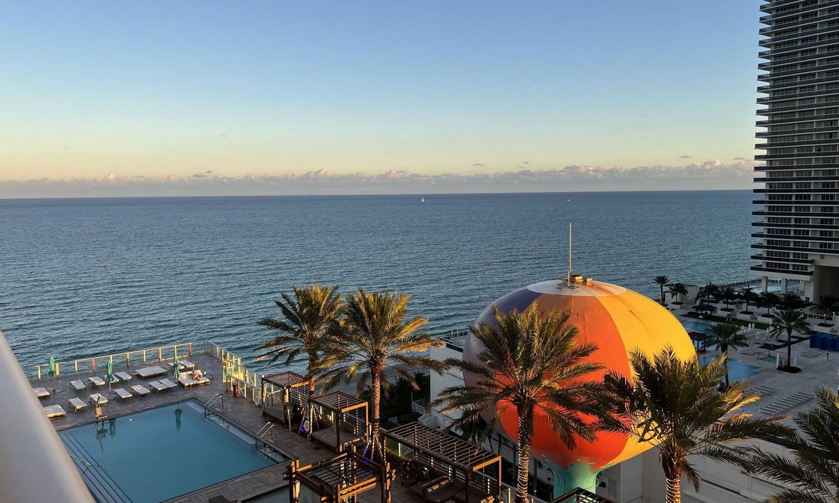 Hollywood South Central Beach Condo | Modern Beachfront Condo with Stunning Ocean View