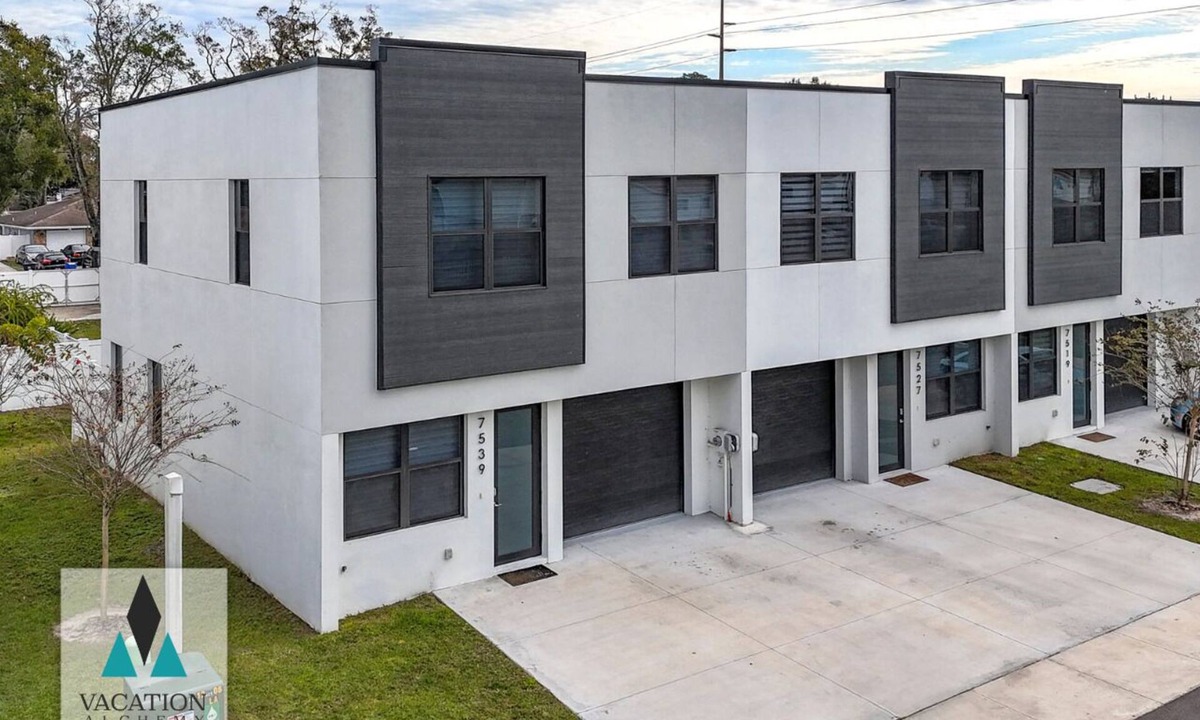 Pinecrest West Park House | Modern Comfort for Groups | 2 Units Side by Side | Stadiums Nearby