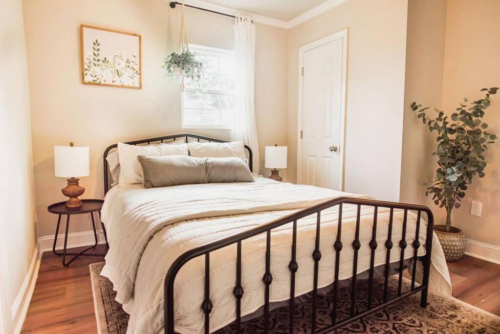 North Charleston House | Modern Farmhouse Style 3/2 Home Close to Downtown!