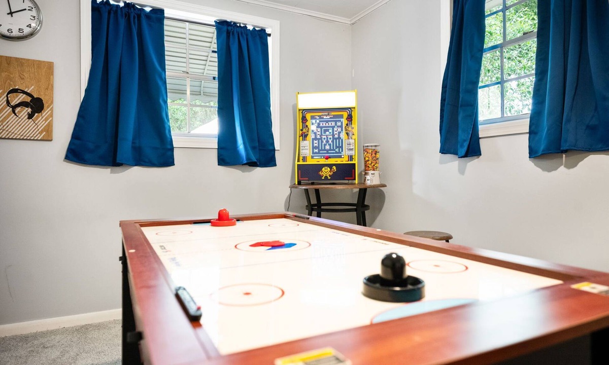 Lakeshore South House | Modern Jax Oasis w/Hot tub - 7 Min to Riverside/Avondale