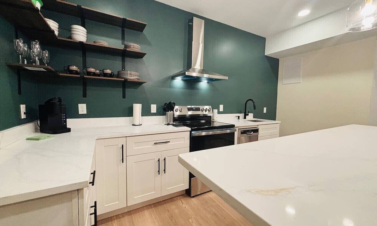 Acworth Condo | Modern Kitchen 3BR BSMT Priv back Entry Near Lake