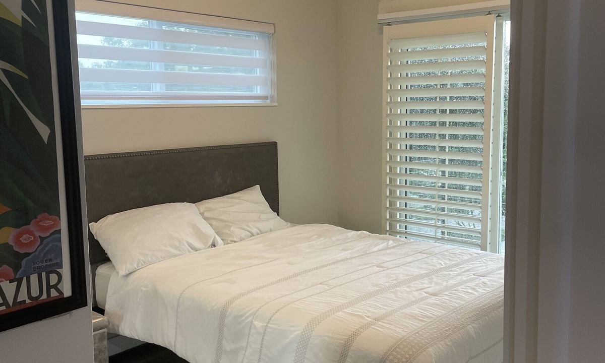 Maitland House | Modern Lakefront Retreat in Prestigious Private Area – Non Smoking