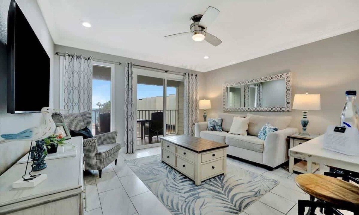 Rocky Point Condo | Modern Tampa Waterfront Condo | Heated Pool & Bar!
