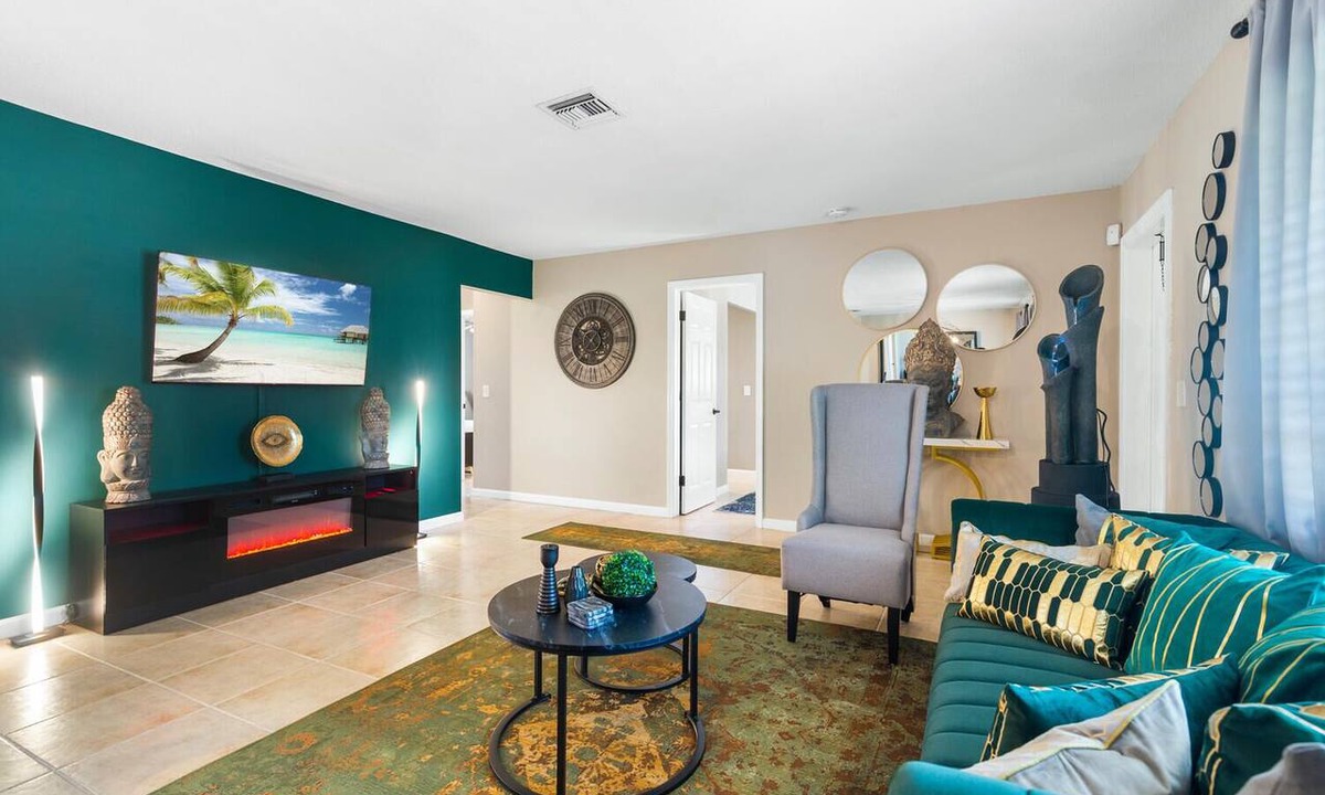Tropic Palms House | Modern Zen Theme 1 mile from beach with jacuzzi