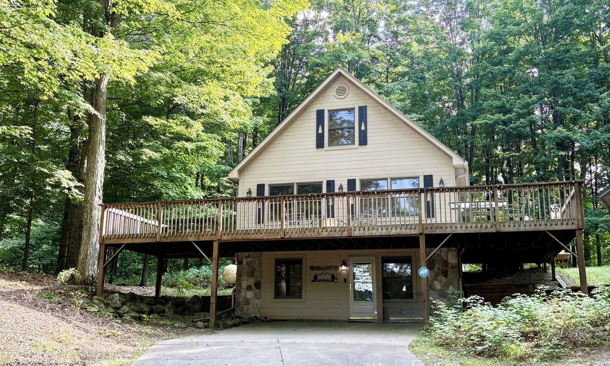 Cadillac Cabin | Moosehead Lodge : 4BR : Cadillac, MI : Caberfae Ski/Golf & SXS/Snowmobile Trails