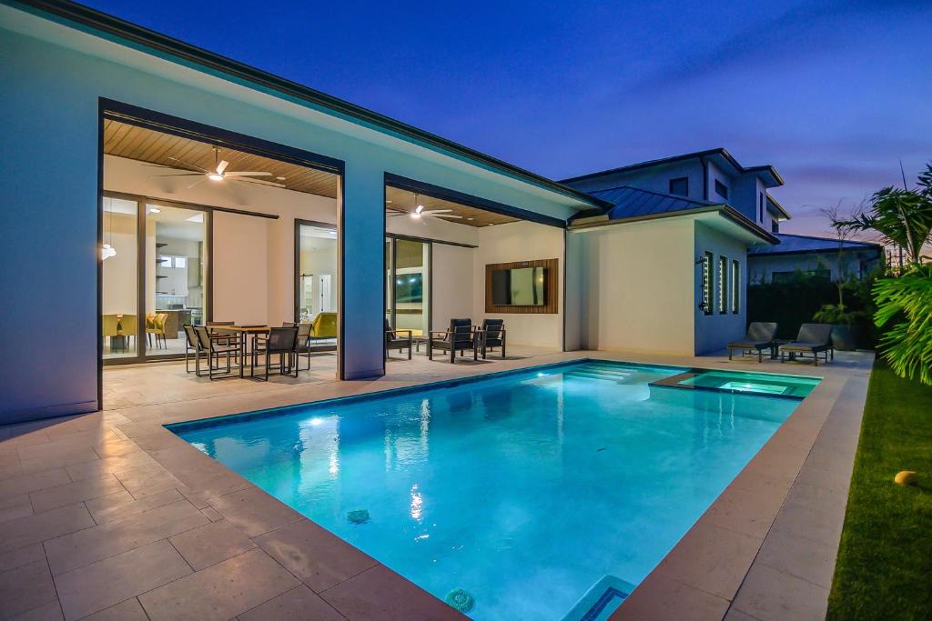 Central Naples Villa | Morningside Luxury Escape with Heated pool & Office place