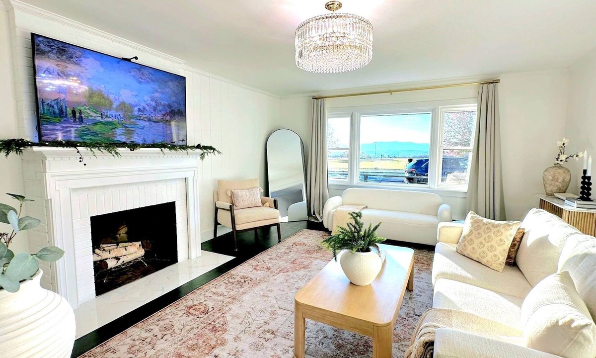 Lorenz Park Villa | Mountain-View Retreat @ Heart of Hudson with Decks, Designer Decor & Game