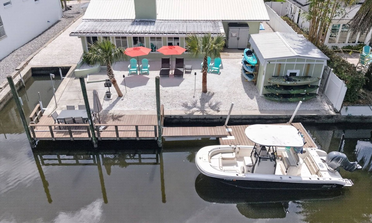 Crystal River House | My Scallop Inn - Waterfront Home on Kings Bay! Kayaks included.