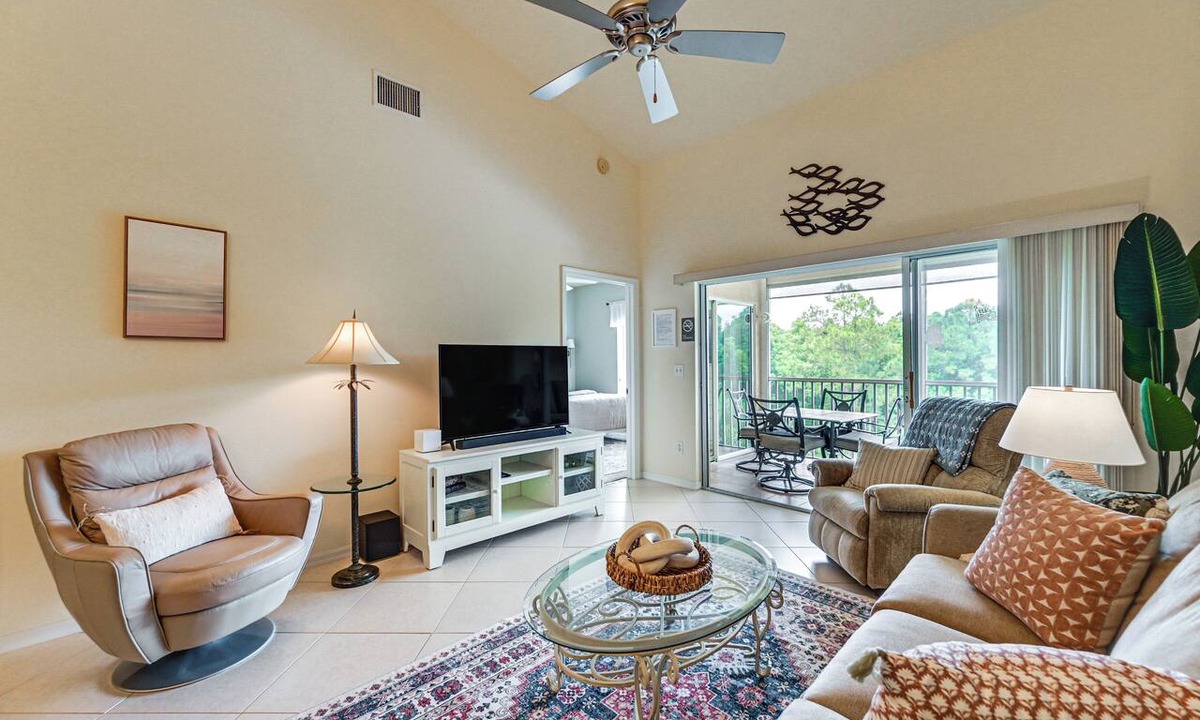 Ole Condo | Naples Condo 10 Mi to Beach: Pool & Hot Tub Access