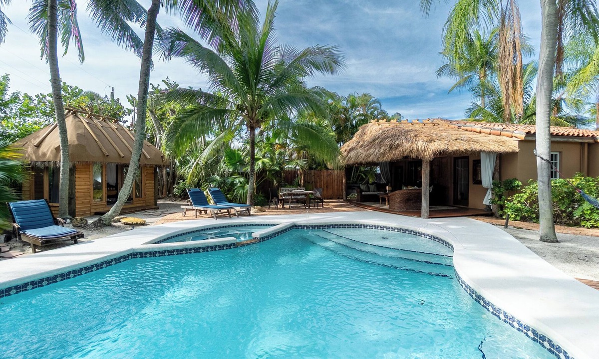 Bel Air House | Napping Tiki I Fully Stocked I Double Lot