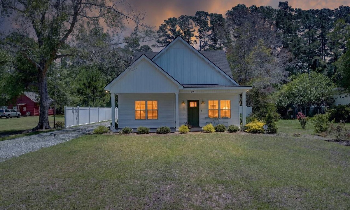 Springfield Cottage | Napping Turtle a serene 4-bedroom +bonus room. with AC in charming Springfield