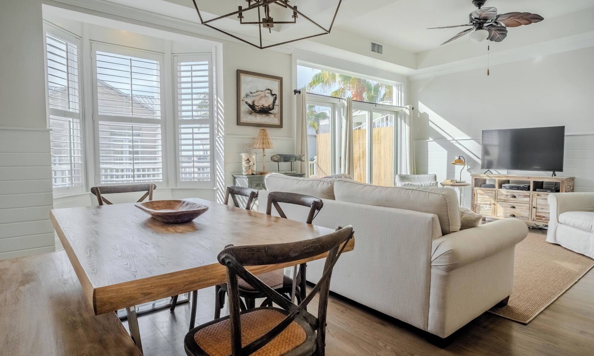 Sunnyside Condo | NEW!2BR Carillon Condo. 5 min walk 2 beach,Pools,Pickleball, Incl beach chairs.