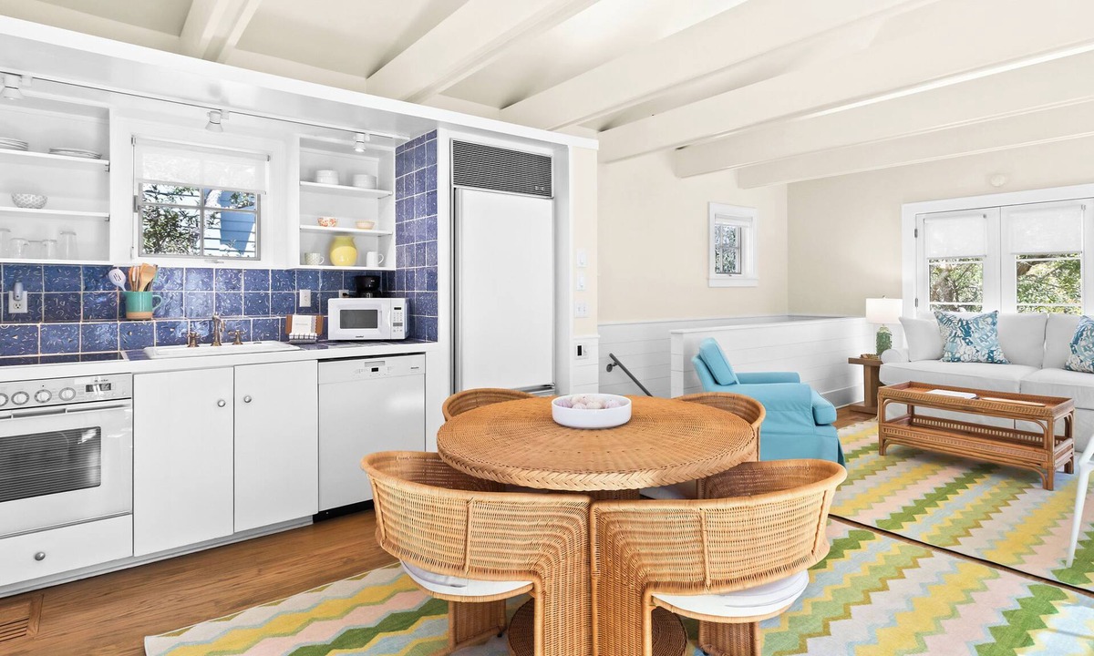 Seaside House | NEW Carriage House with Full Kitchen, Laundry, Bikes, 2 minute stroll to Beach