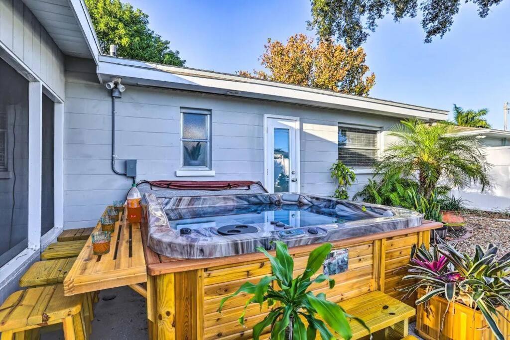 South Pinellas Community Council House | NEW! Cheerful bungalow with hot tub near beaches