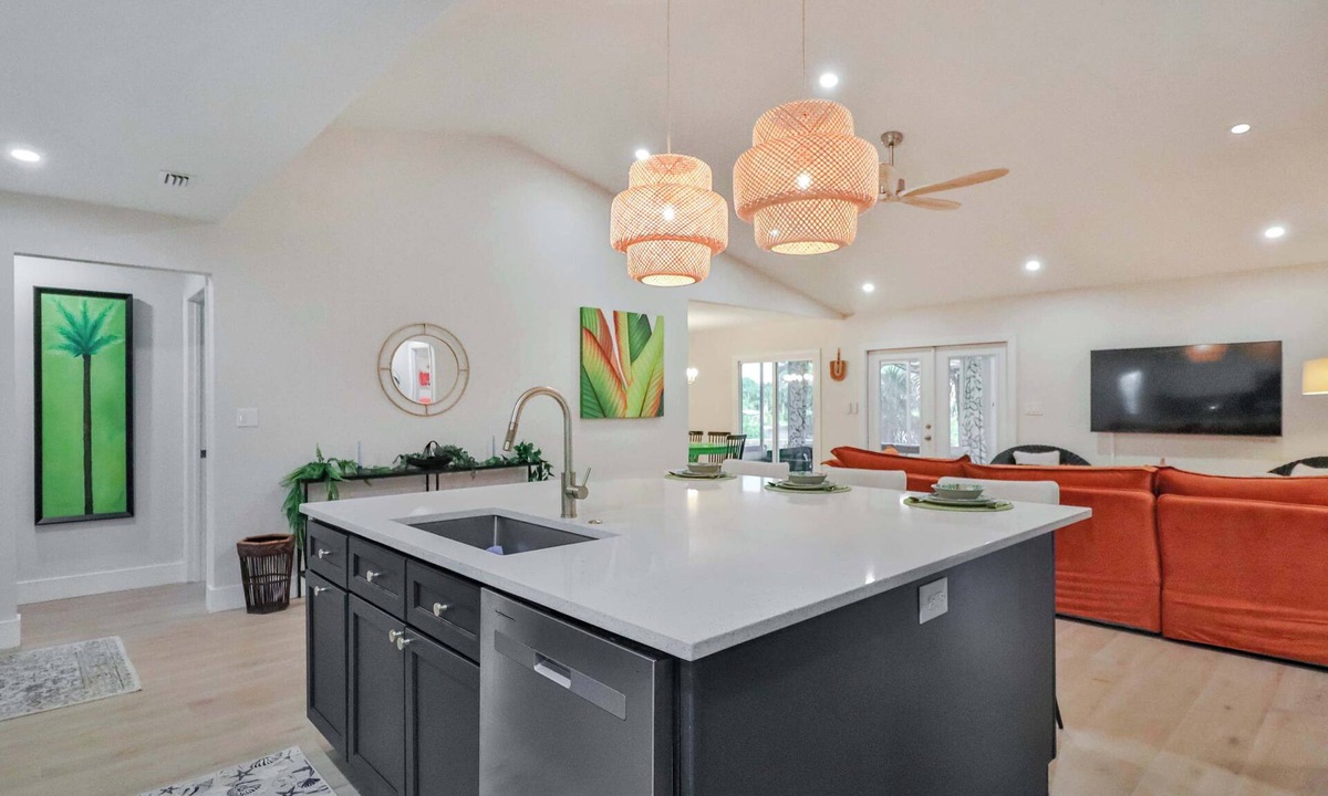 Interchange Square House | NEW: Heated Pool, Dock, Kayaks - Gorgeous Home