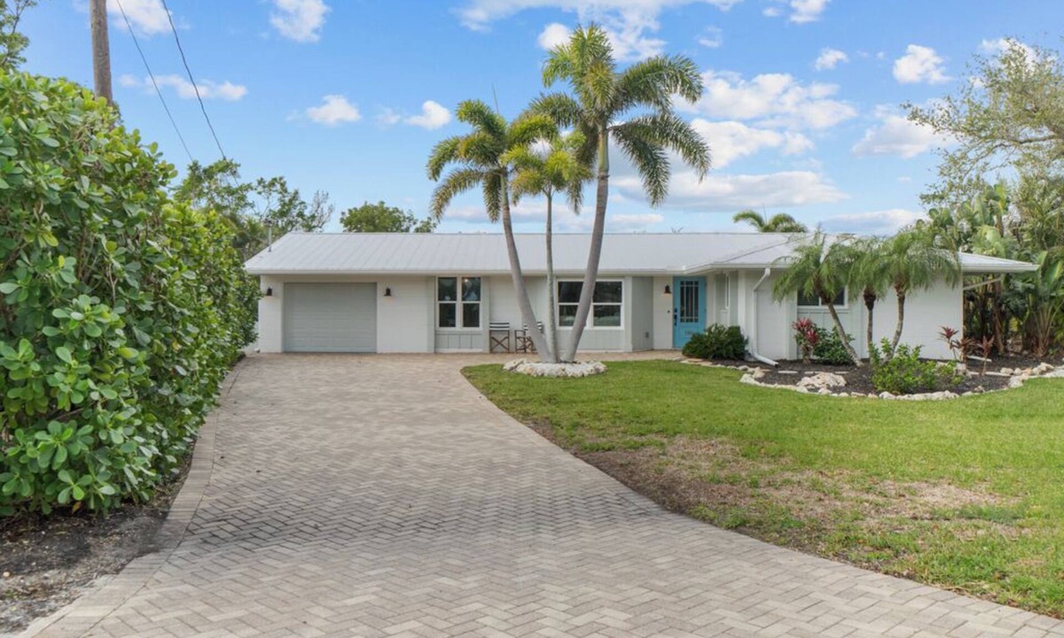 Sanibel House | New Listing! Updated 3 Bedroom, 2 bath lakefront home. Pet Friendly!