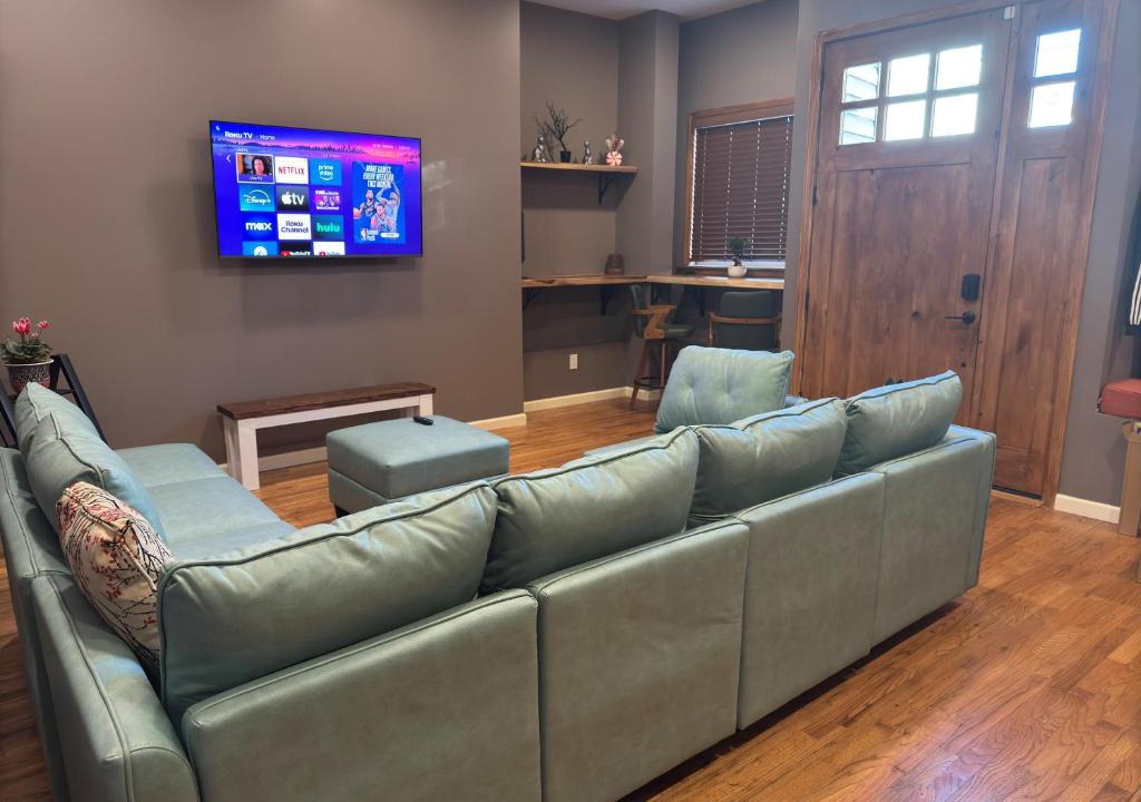 Historic Downtown Apartment | NEW Modern Private Entrance 2 BD Apt Minutes to NYC