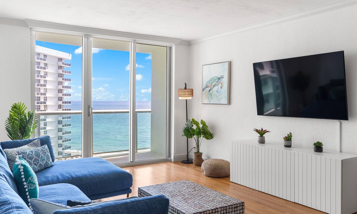 Hollywood South Central Beach Condo | New Rate-2/2 for 6-Shared Beach,Pool,Gym,Game Room