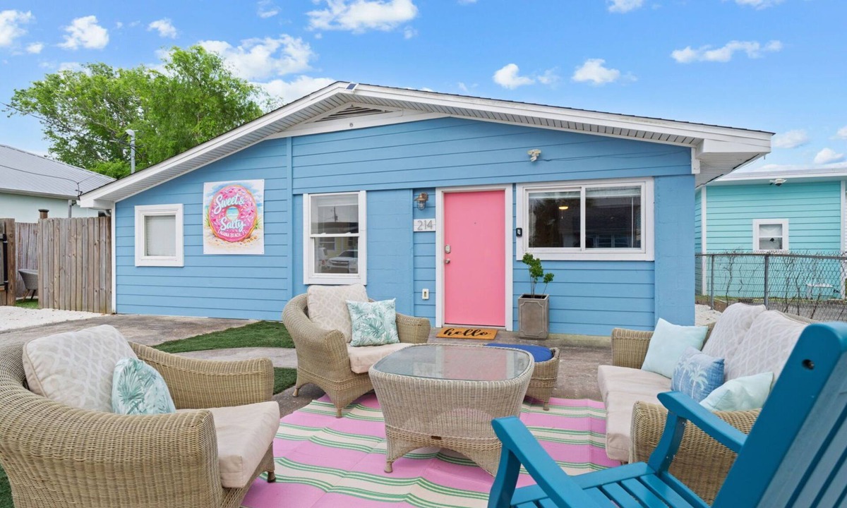 Laguna Beach House | NEW! Sleeps 9 + golfcart + walk to beach and thomas donut + stocktank pool