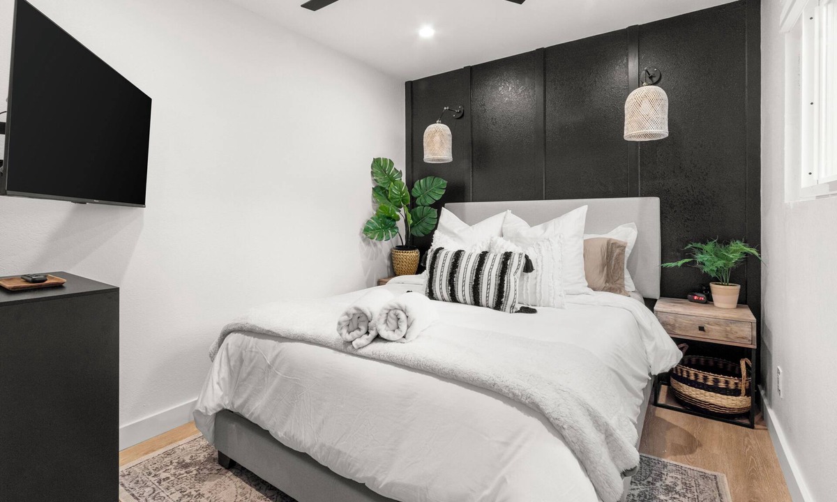 Terrace Park House | New Tiny Tampa Walk To Busch Gardens, Beautiful Outdoor Space!