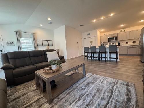 Candler House | New Villa - Golf Cart - Fire Pit - Near Eastport