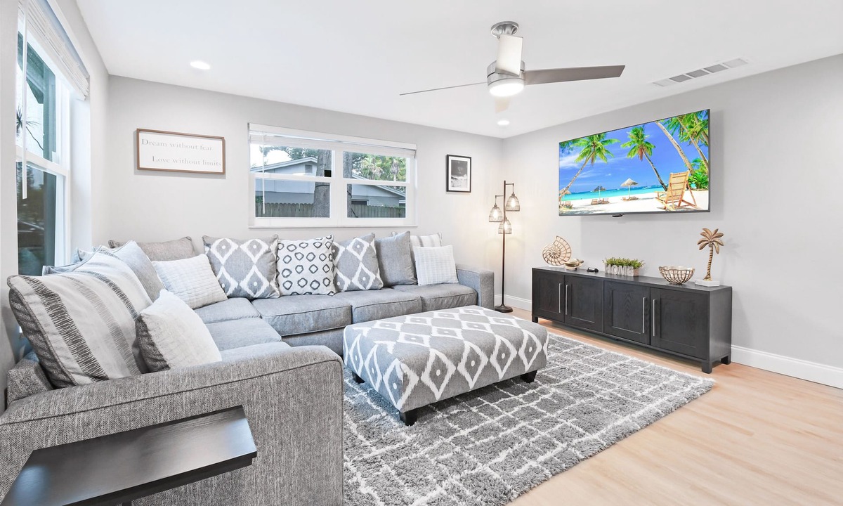 Seminole House | Newly Renovated 10 mins to Beaches Firepit