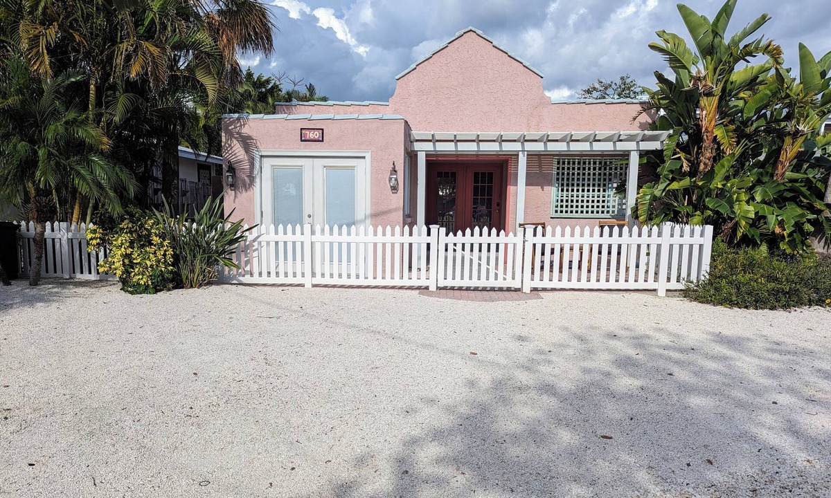 Anna Maria House | *NEWLY RENOVATED* Boutique Spanish-Style Villa - perfect for family & friends
