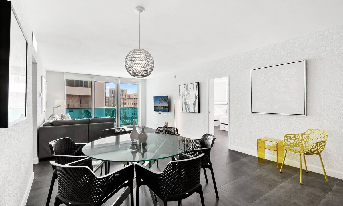 Hollywood South Central Beach Condo | Newly Renovated~Walk to Beach~Close to Entertainment + Nightlife and Shopping