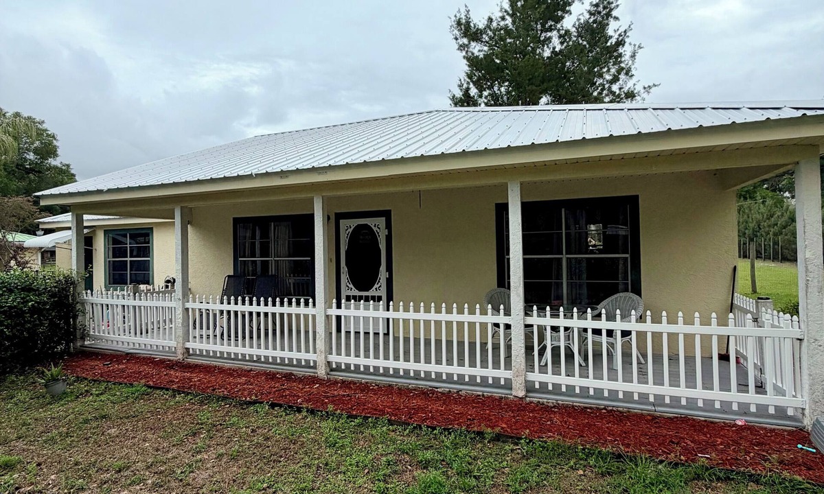 Glenwood House | North Deland guest house with pool!