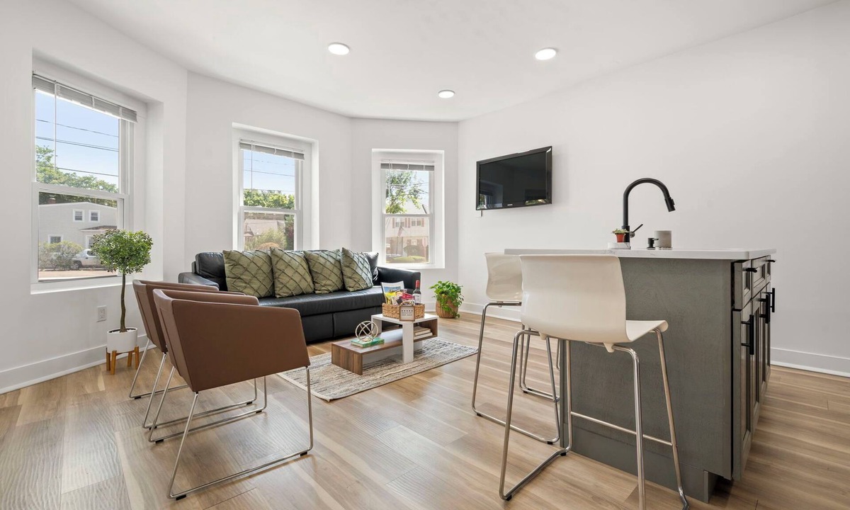 Fair Lawn Apartment | NYC Access 3BR Duplex/Sleeps 10, Free Parking