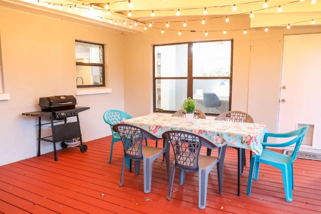 Clearwater House | Oak Terrace - Coastal House, BBQ Grill, Ballpark