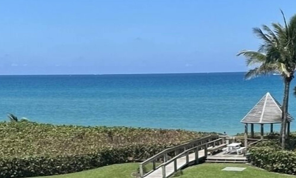 Juno Beach Condo | OCEAN FRONT CONDO ON JUNO BEACH 2 bedroom 2 bath STUNNING CONDO AND VIEWS