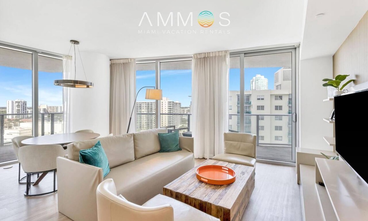 Hollywood South Central Beach Condo | Ocean View Balcony with Pool & Gym Access