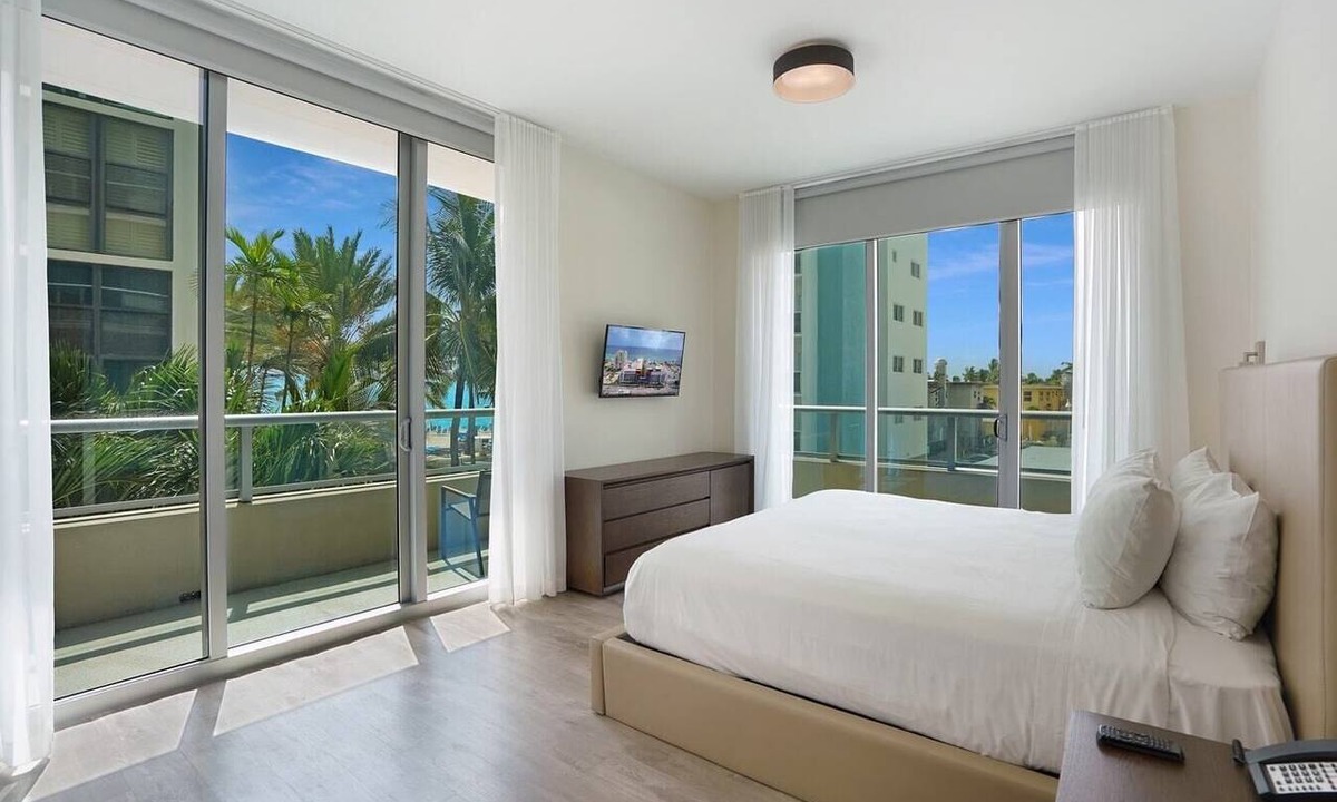 Hollywood Condo | Ocean View Wraparound Balcony and Rooftop Pool-CS1