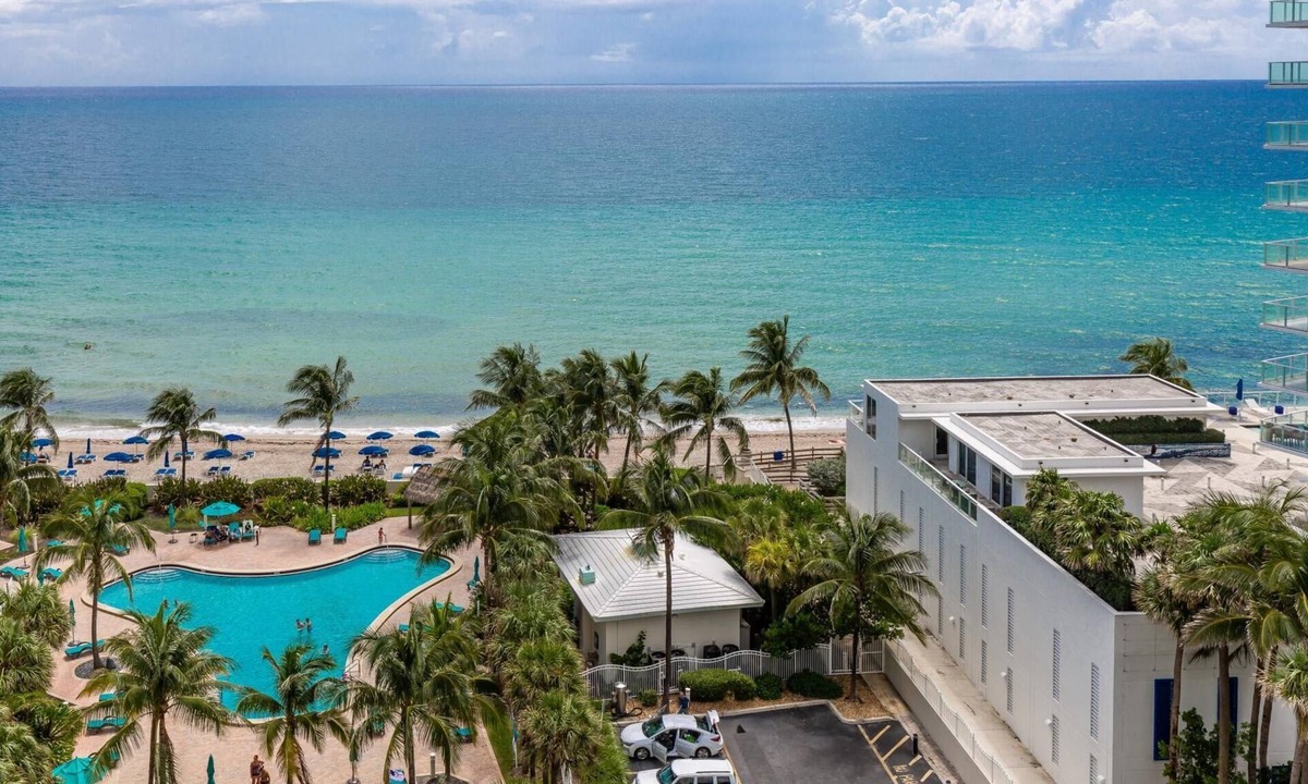 Hollywood South Central Beach Condo | Ocean Views & Resort Perks - Pool, Gym, Beachfront