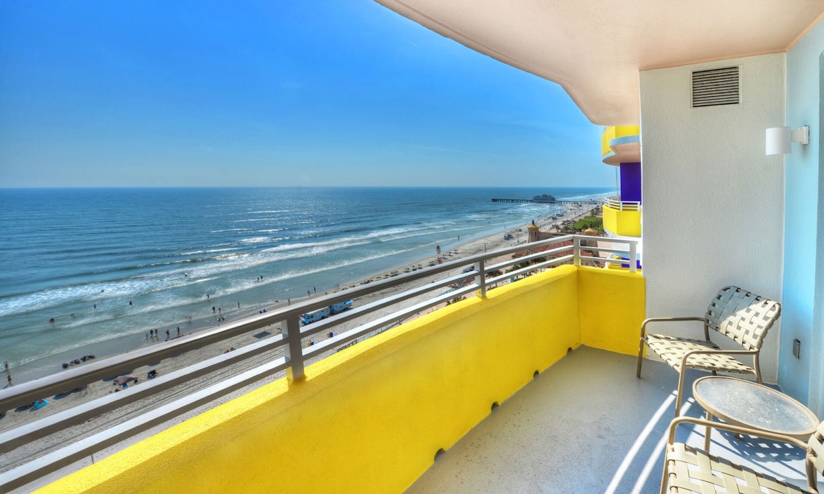 Brush - Stewarts Condo | Oceanfront 3BD-2BA, Sleeps 10 - walk to Main Street