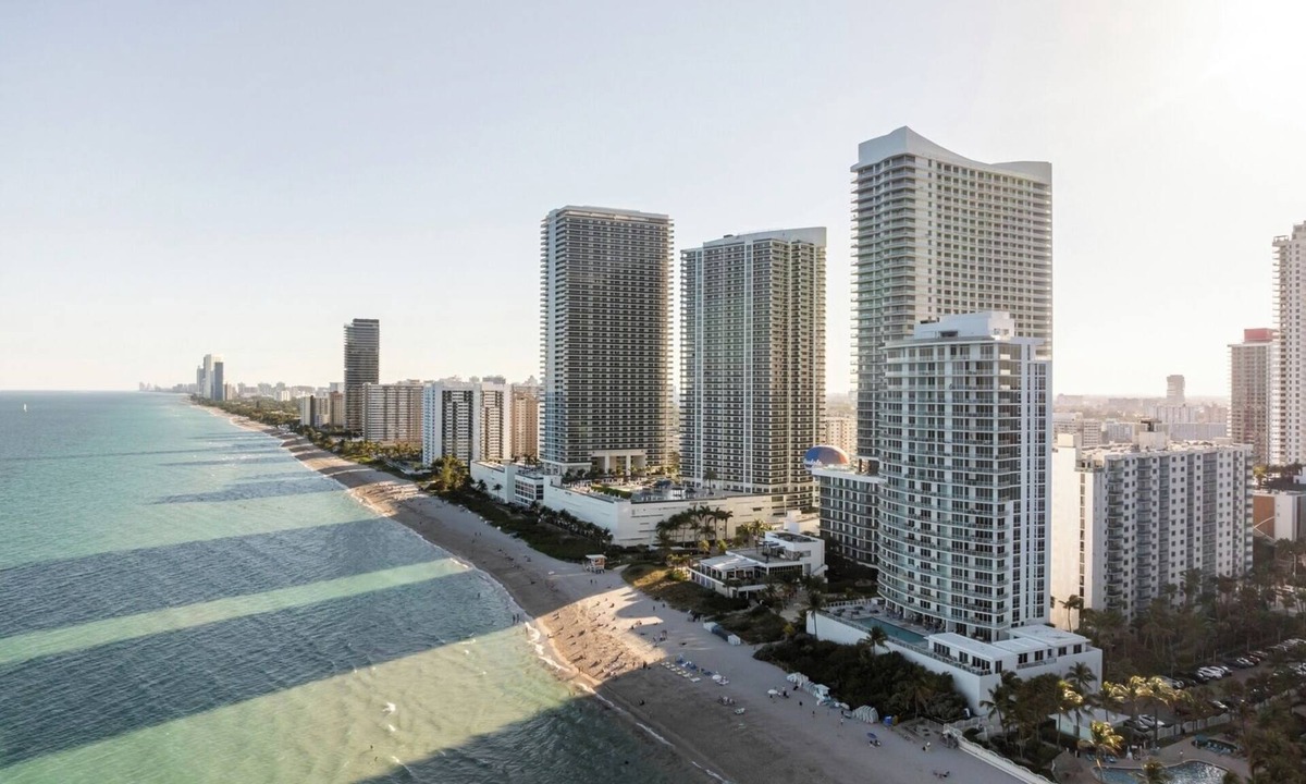 Hollywood South Central Beach Condo | Oceanfront Penthouse with Pool and Beach Access